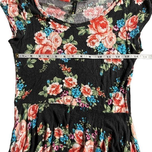 Women’s size large Luna Tiks short sleeve top - black with flowers - Picture 4 of 6